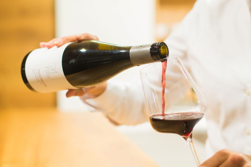 Rotwein einschenken